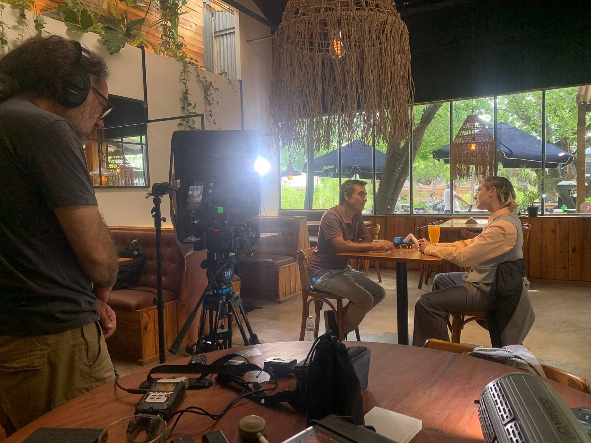 Crew de Sun Factory rodando una entrevista