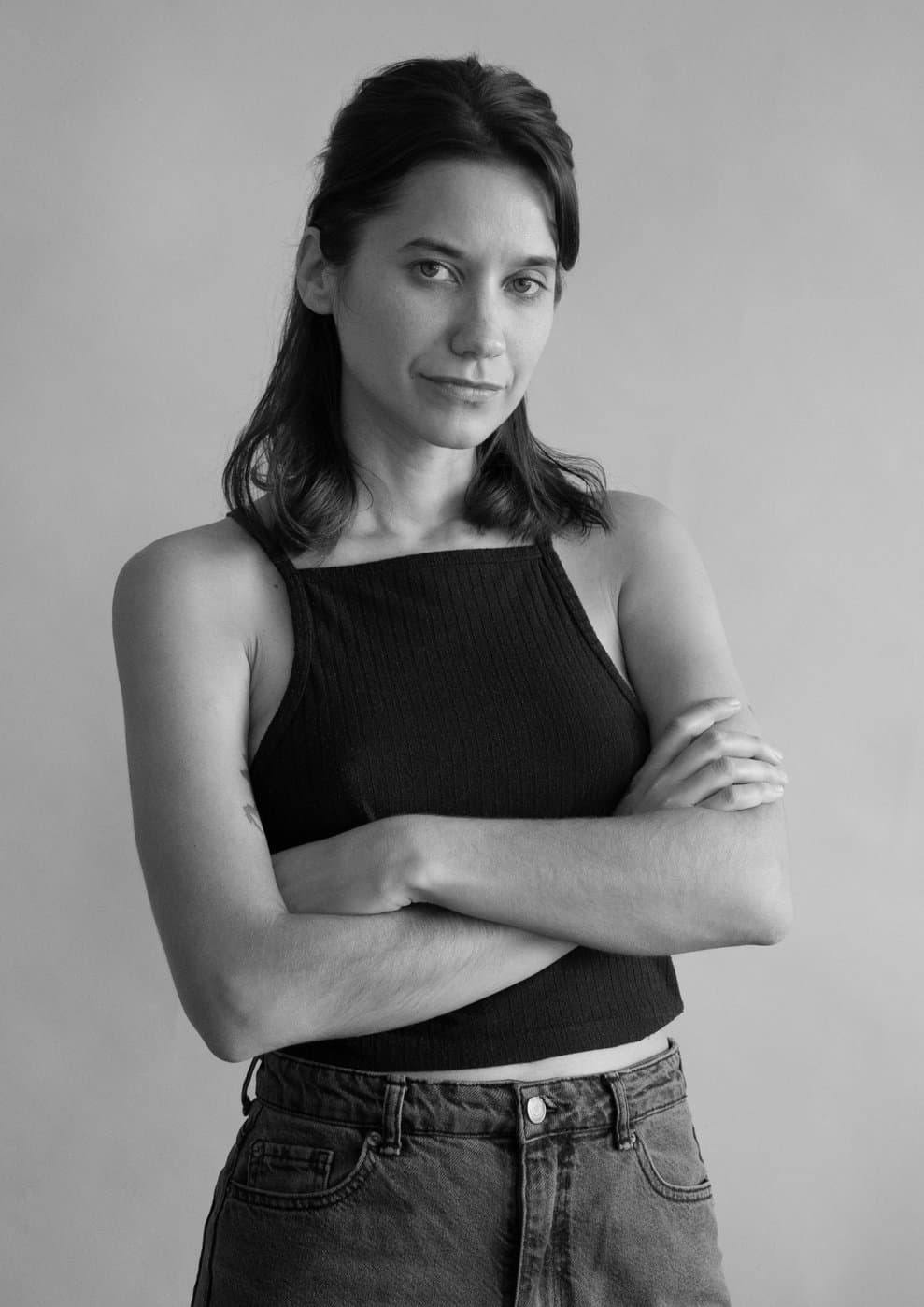 Retrato en blanco y negro de Daniela Silicz, fotógrafa y directora de imagen
