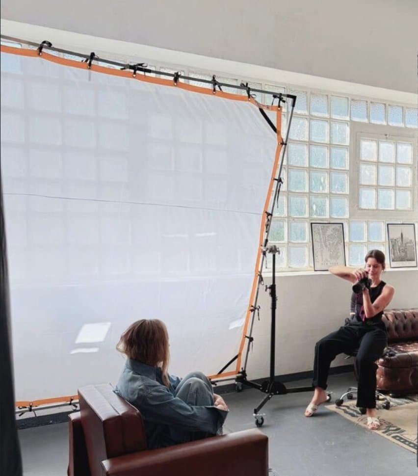 Detrás de escena: Daniela Silicz fotografiando un retrato con luz natural difusa