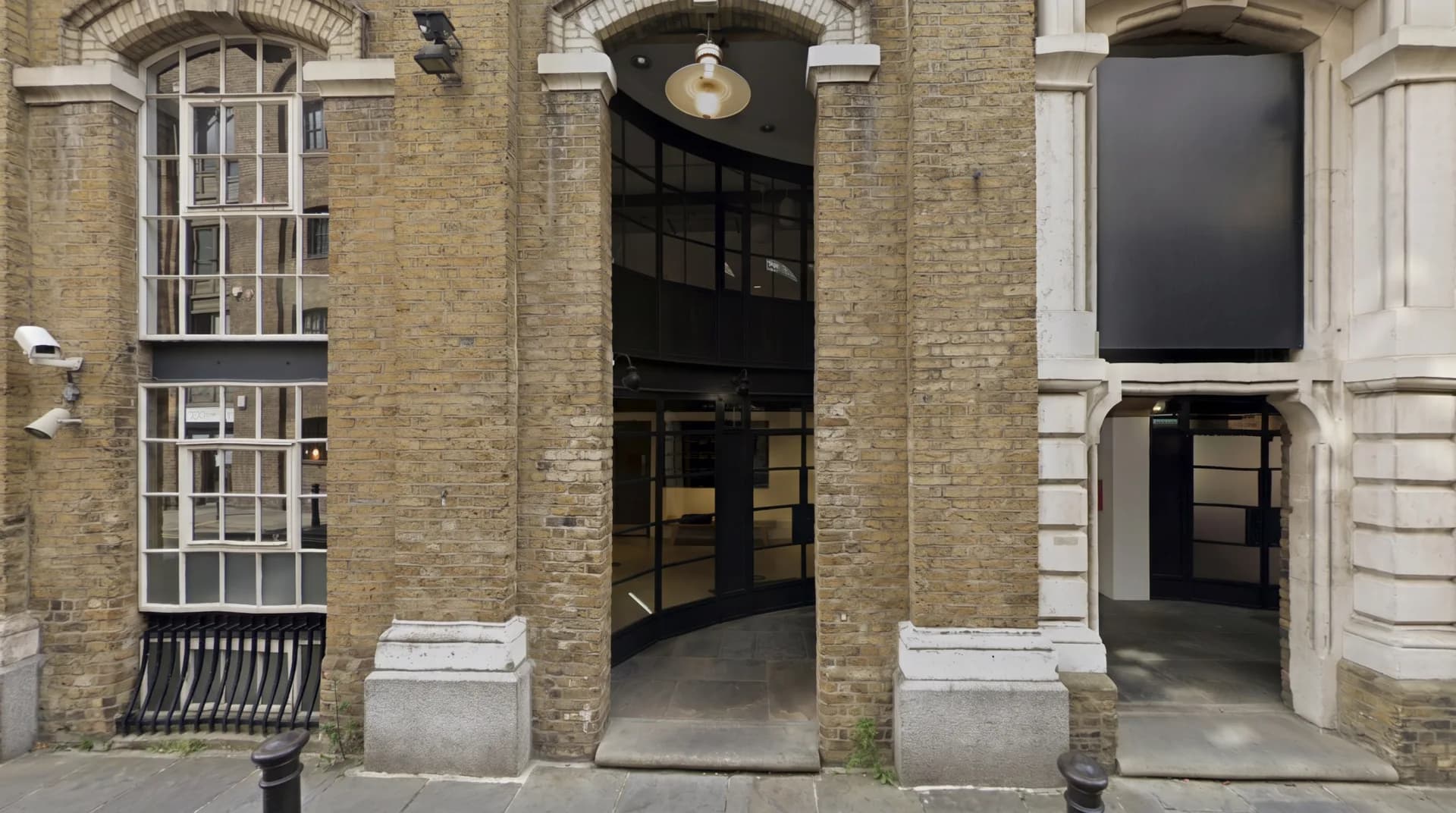 Entrada del estudio de Sun Factory en Londres, Mill House