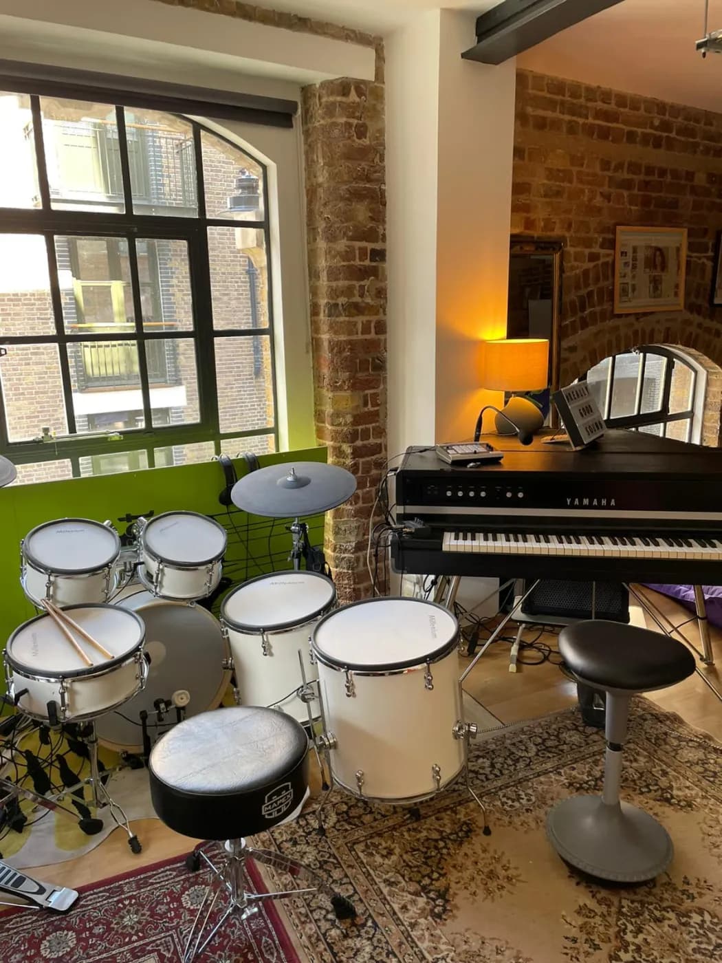 Batería y piano Yamaha en el estudio de Londres