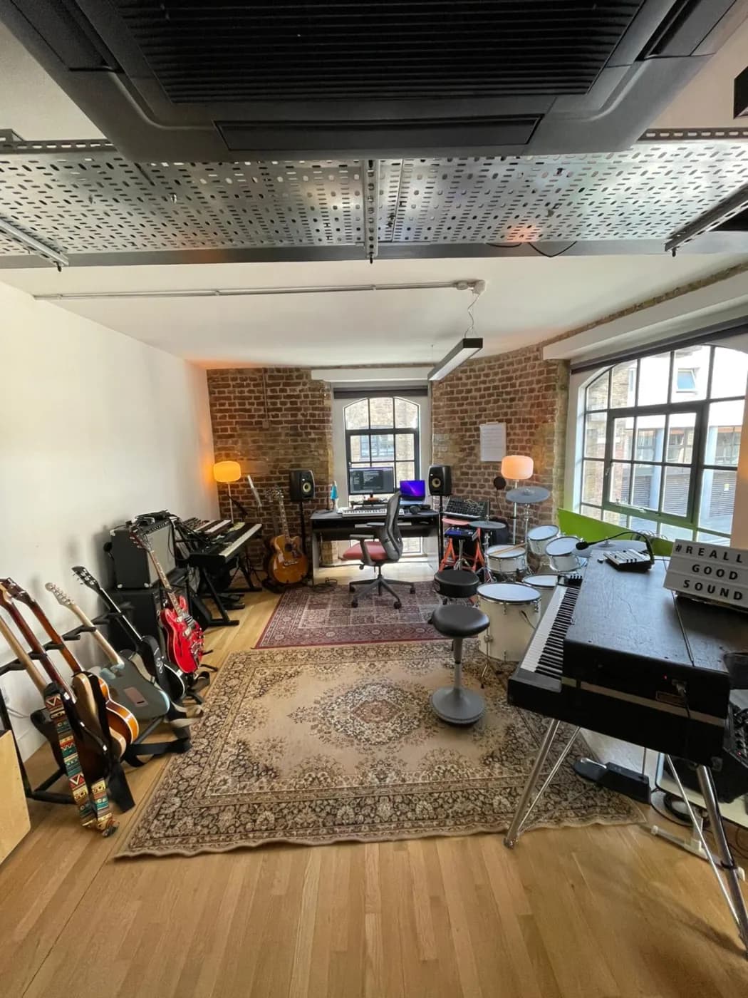 Vista general del estudio con techo acústico