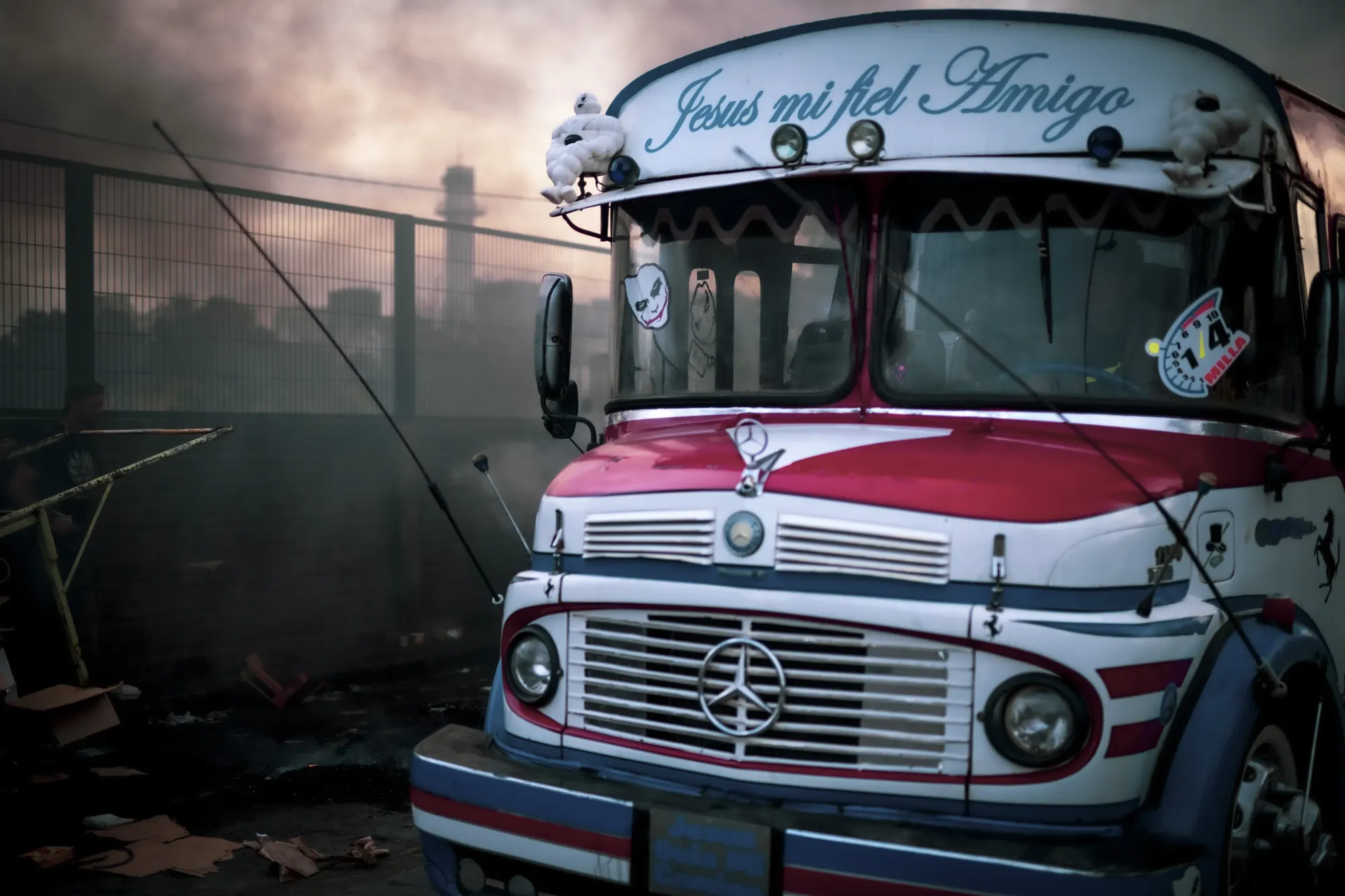 Colectivo con la leyenda Jesús mi fiel amigo, entre humo