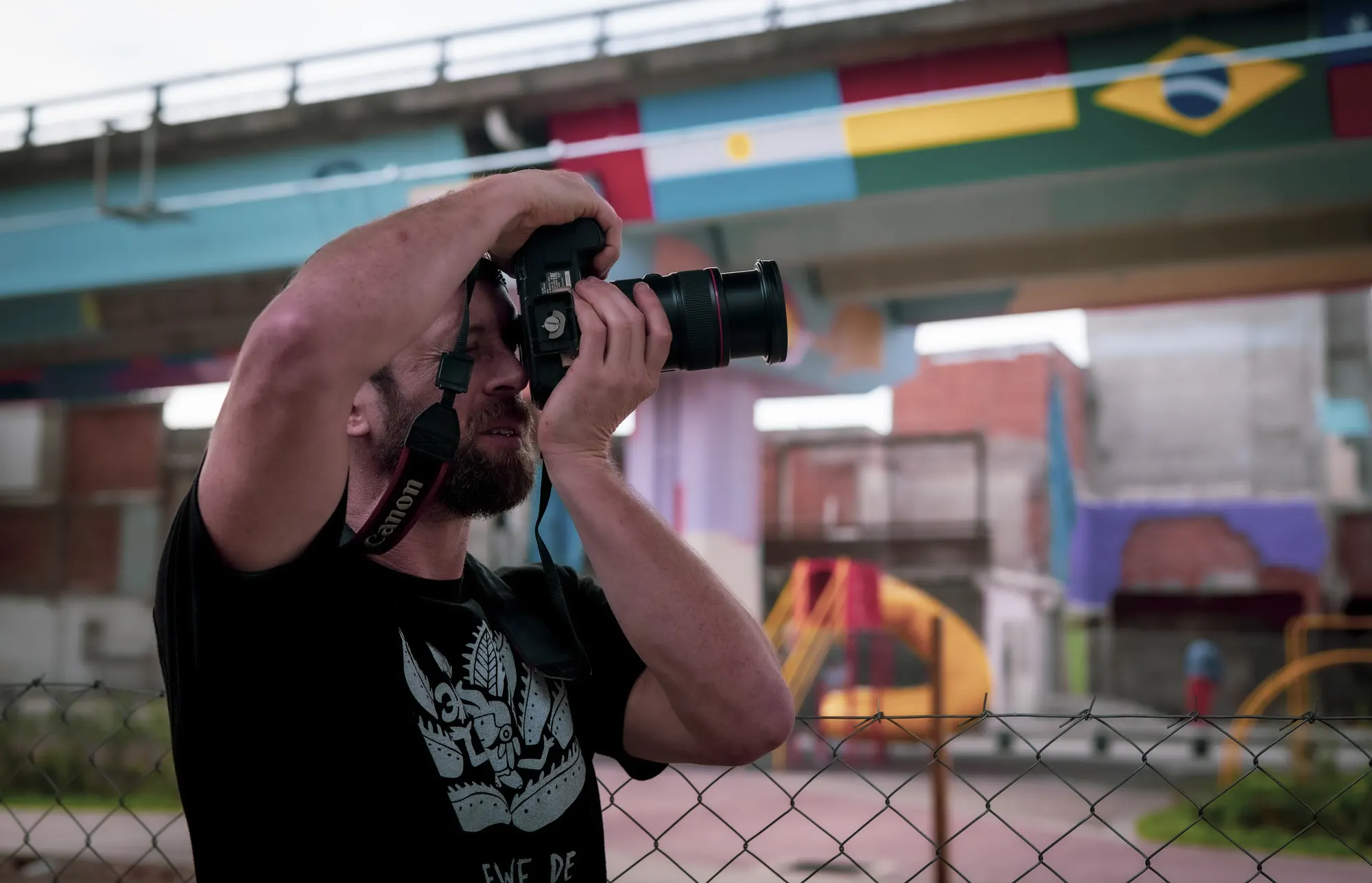 Johnny Miller fotografiando bajo la autopista Illia