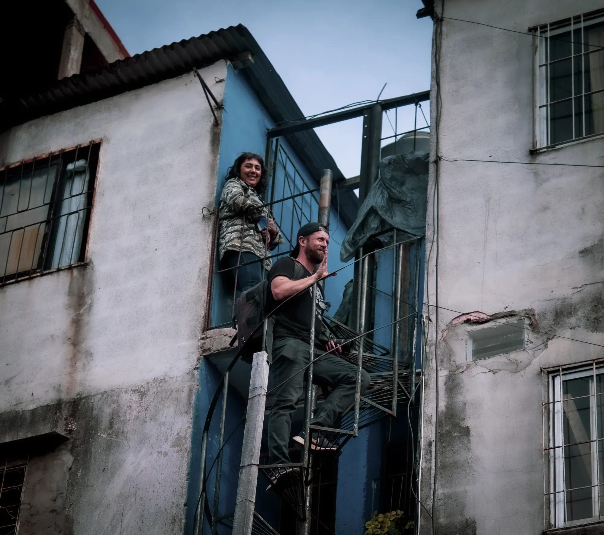 Johnny Miller en la escalera de una casa del barrio