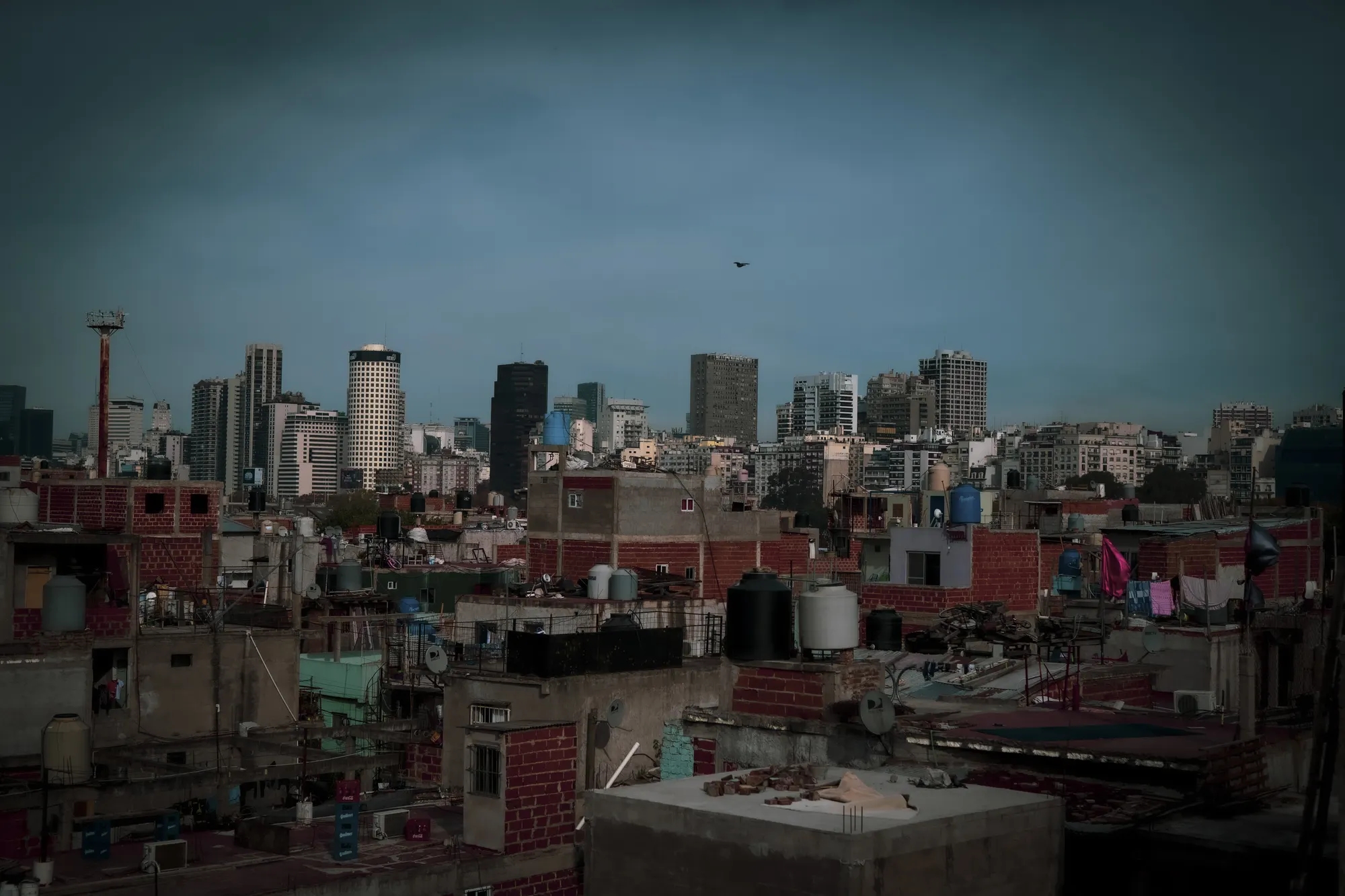 Techos del barrio con las torres del centro porteño de fondo