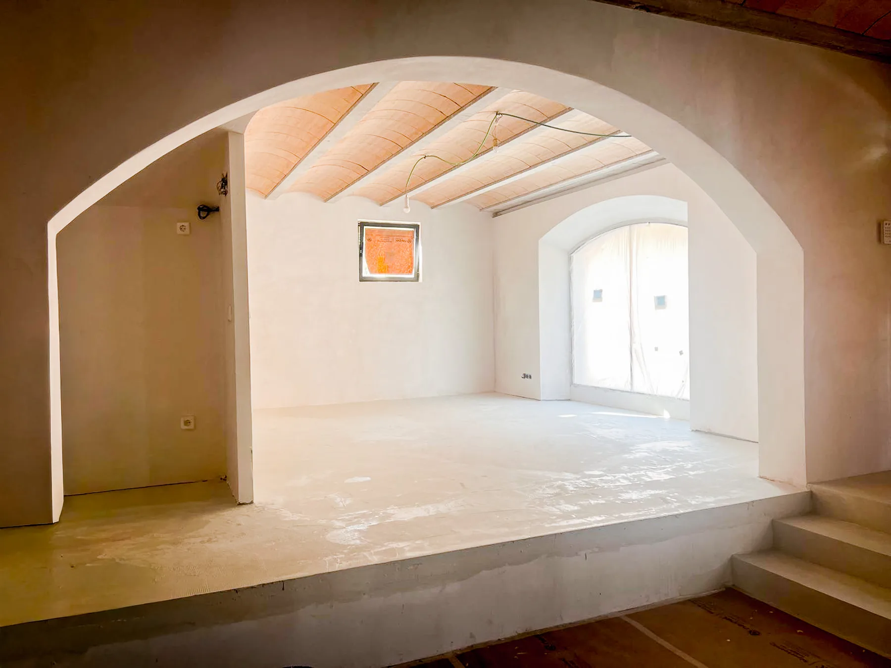 Sala en obra bajo bóveda catalana, Carrer del Racó, Sant Pere de Ribes