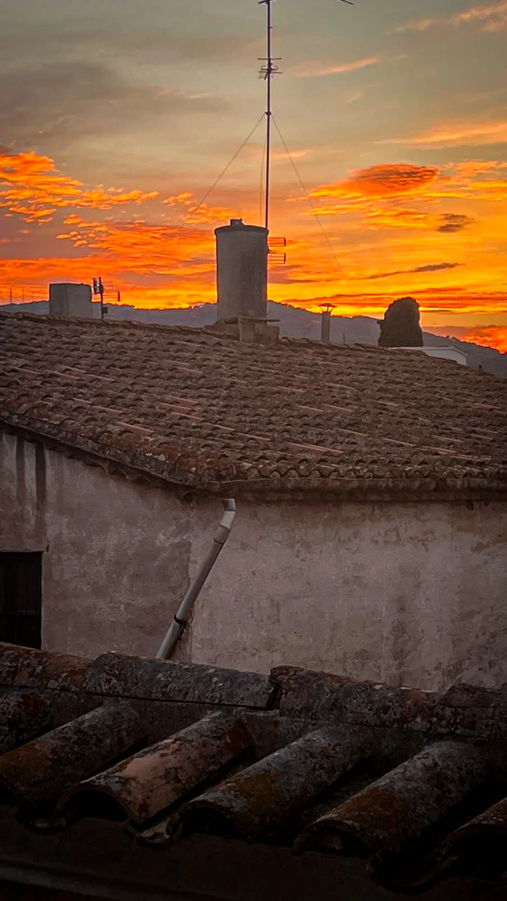 Atardecer sobre los tejados de Sant Pere de Ribes