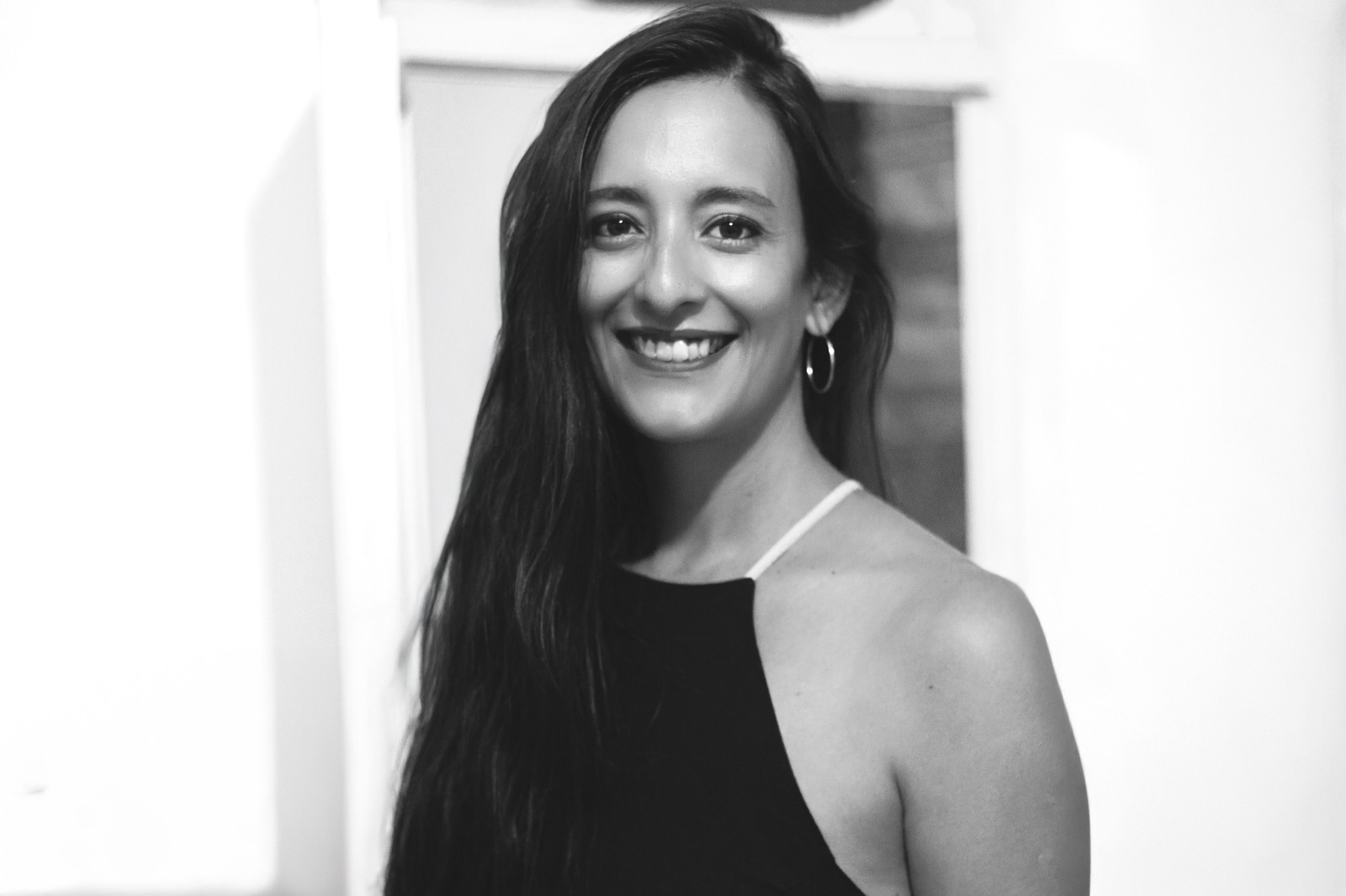 Flor Groppa, fotógrafa mendocina y coordinadora de Sun Factory Cuyo, retrato en blanco y negro