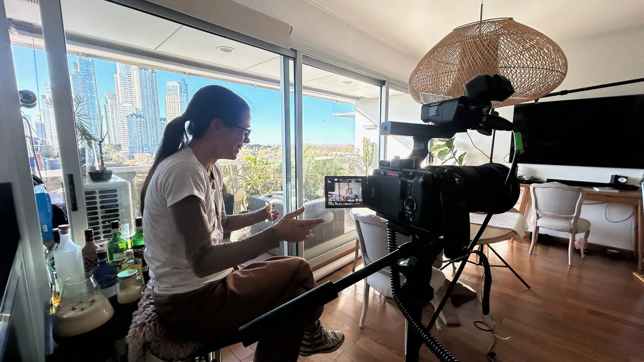 Entrevista en un departamento con vista a la ciudad